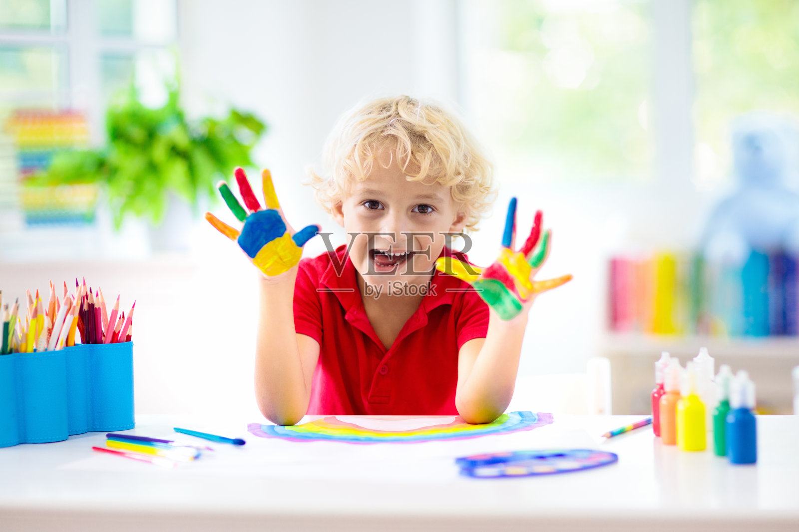 孩子们画画。孩子绘画。小男孩在画画。照片摄影图片