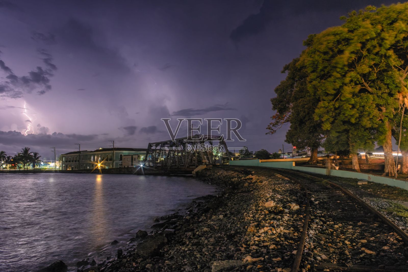 在古巴马坦萨斯湾的夜晚，令人惊叹的闪电风暴。照片摄影图片