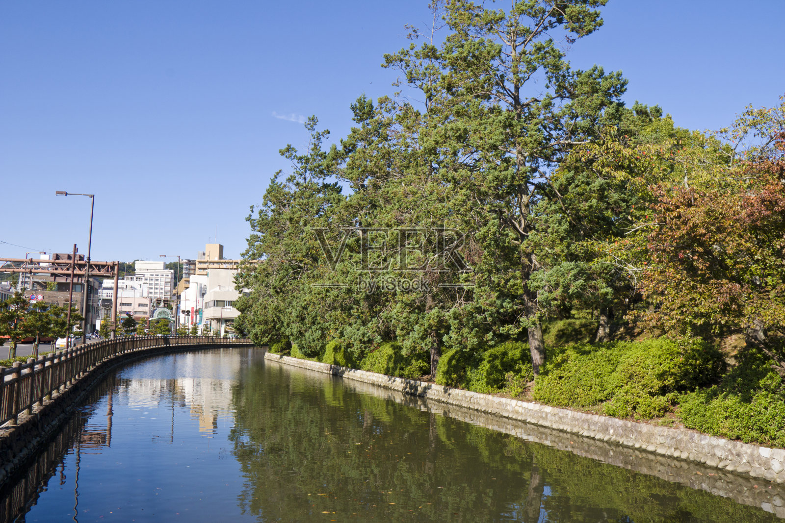 日本四国爱媛县松山市的城市景观。照片摄影图片