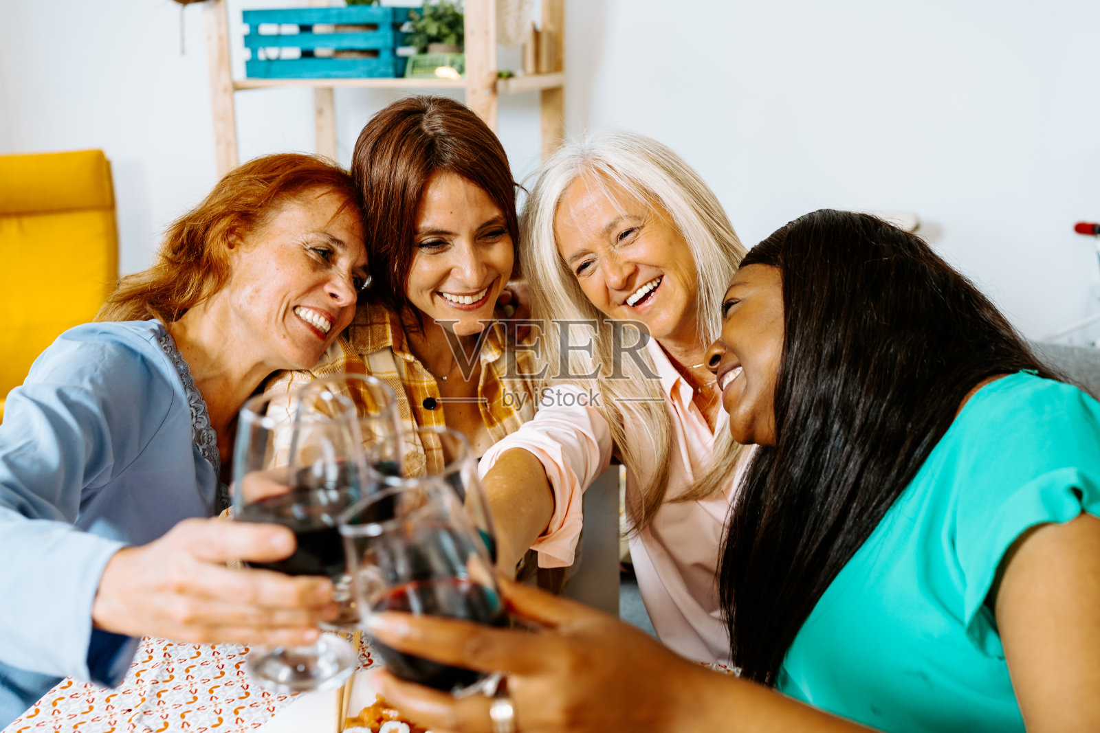 一群朋友享受着美酒佳肴的节日家庭聚会照片摄影图片