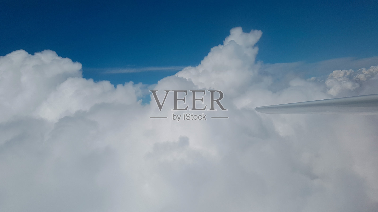 云中飞行照片摄影图片