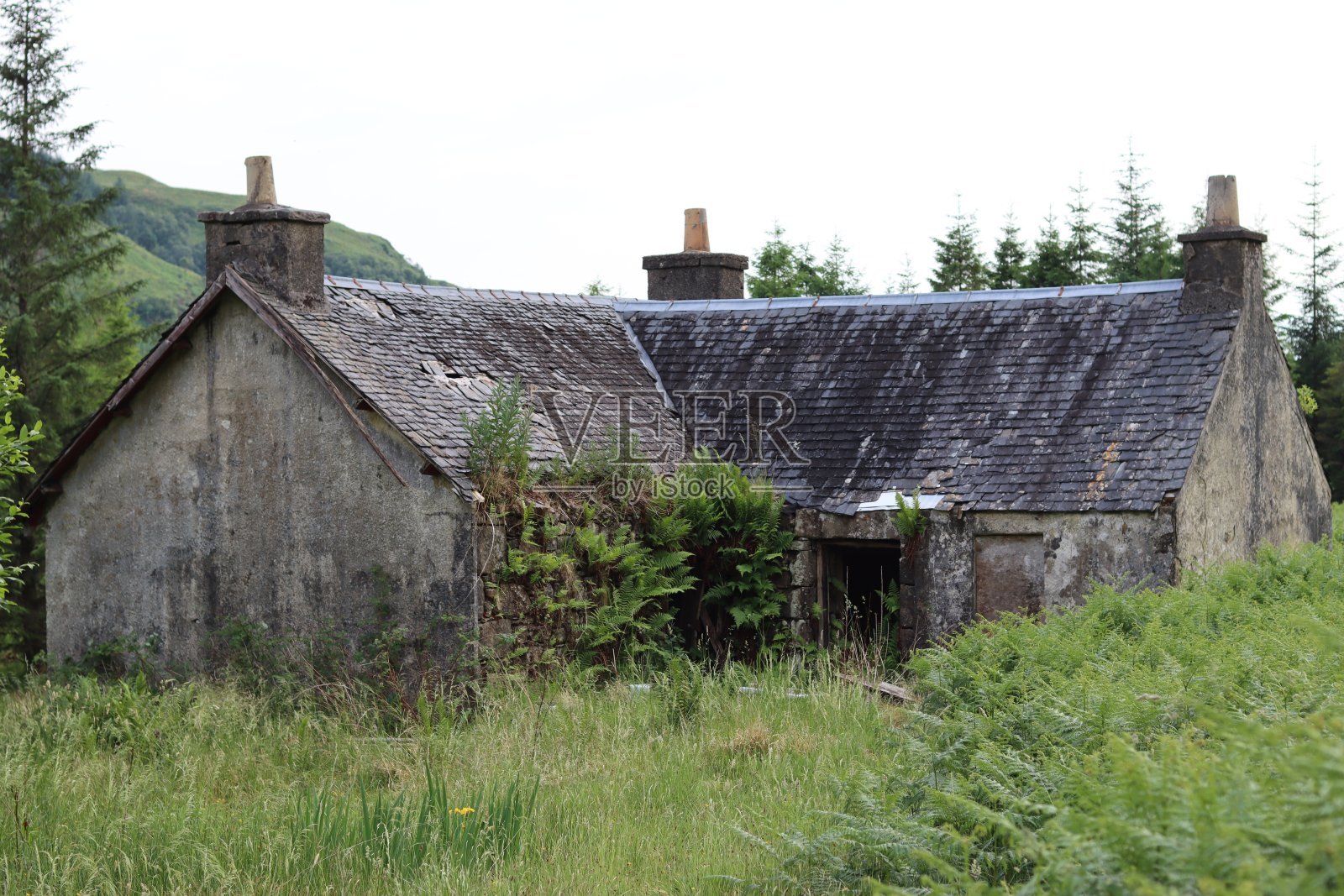 偏远乡村的废弃农舍照片摄影图片