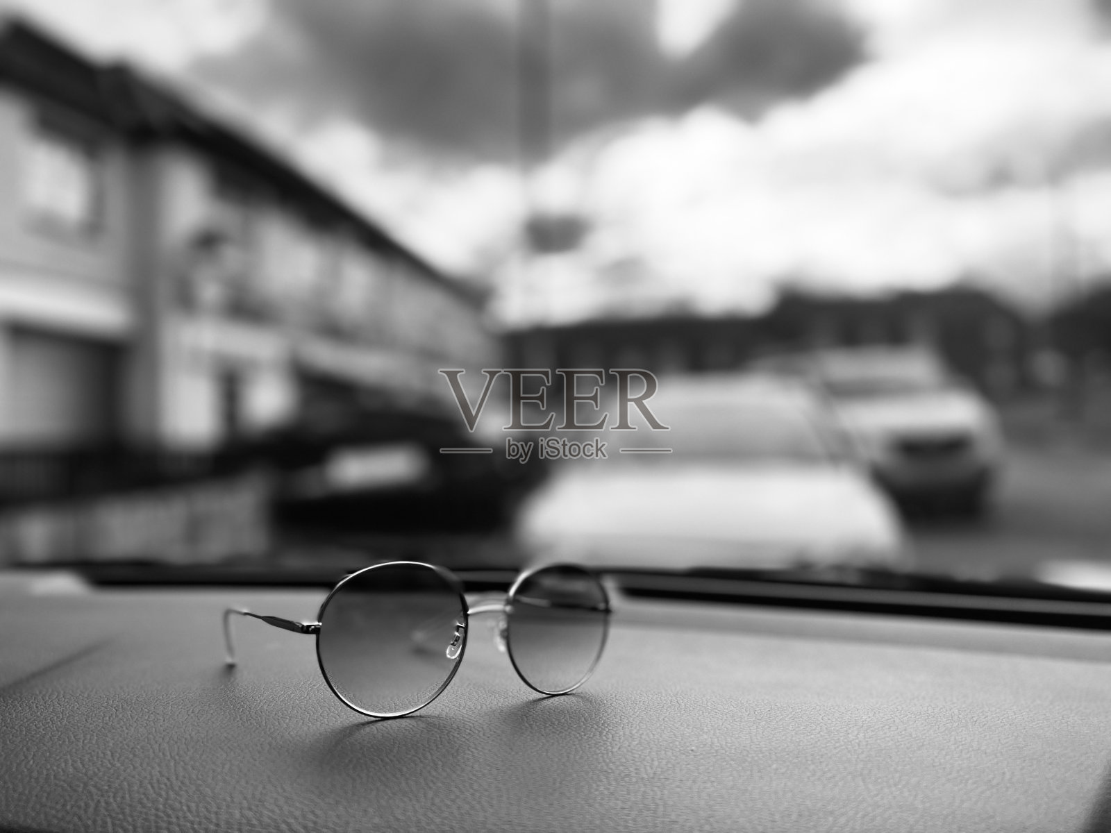 汽车仪表盘上的太阳镜照片摄影图片