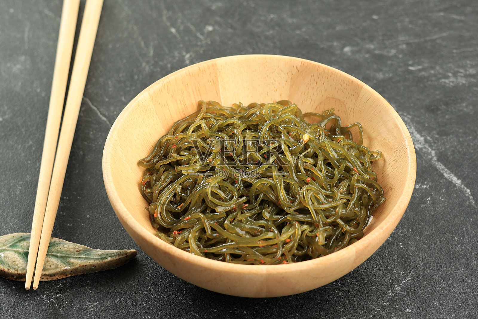 麻辣绿白泷面条或魔芋照片摄影图片