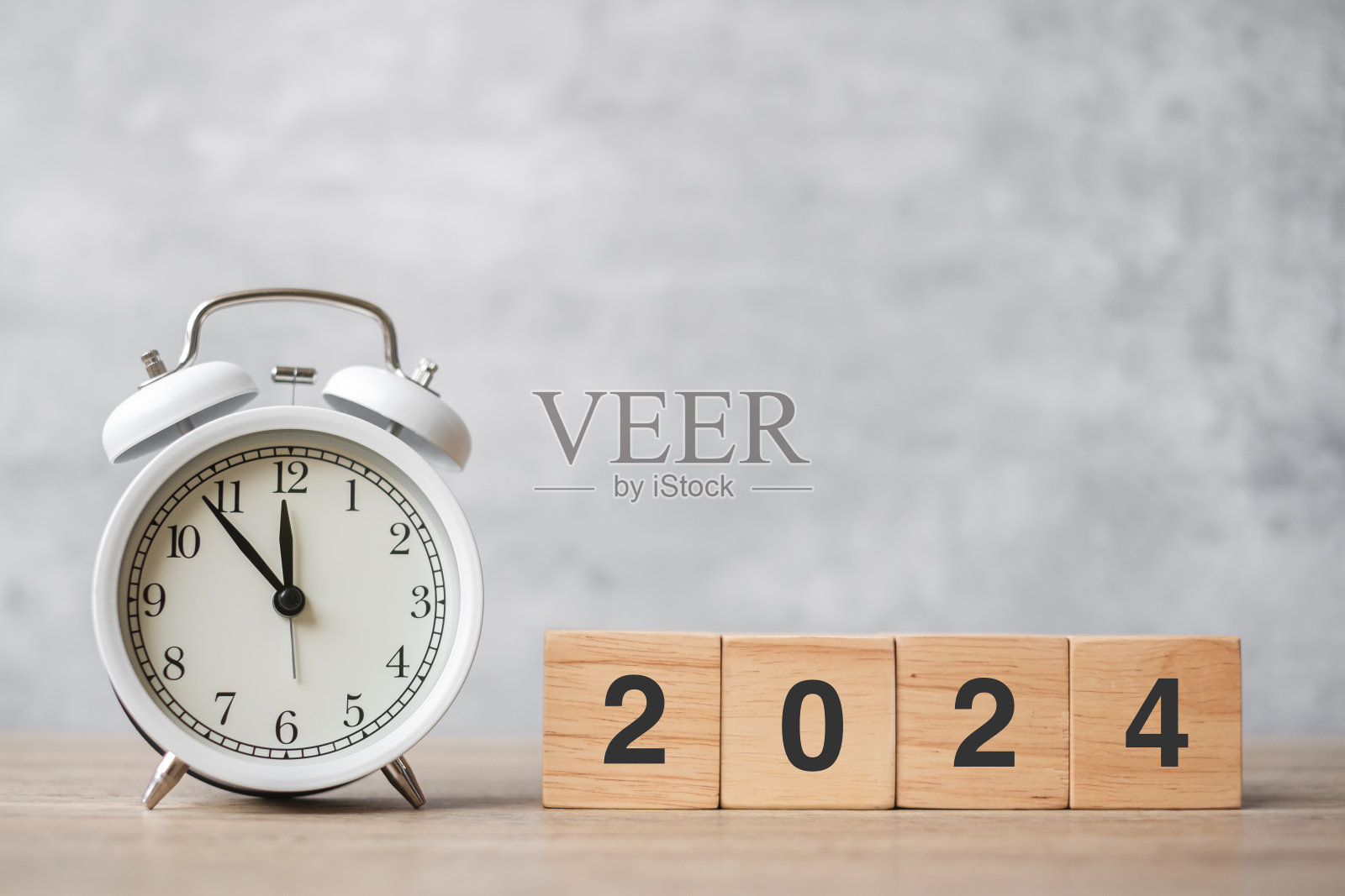 新年快乐，复古闹钟和2024块。圣诞节，新的开始，决议，倒计时，目标，计划，行动和动机概念照片摄影图片