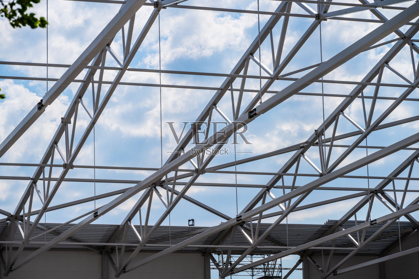 在建仓库的白色钢梁和大梁。照片摄影图片