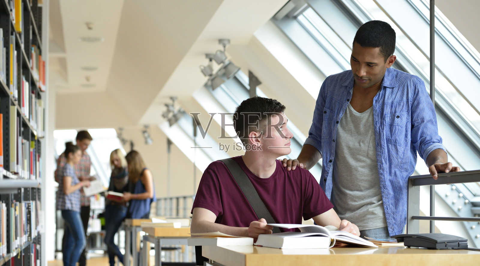 一群在图书馆学习的学生照片摄影图片