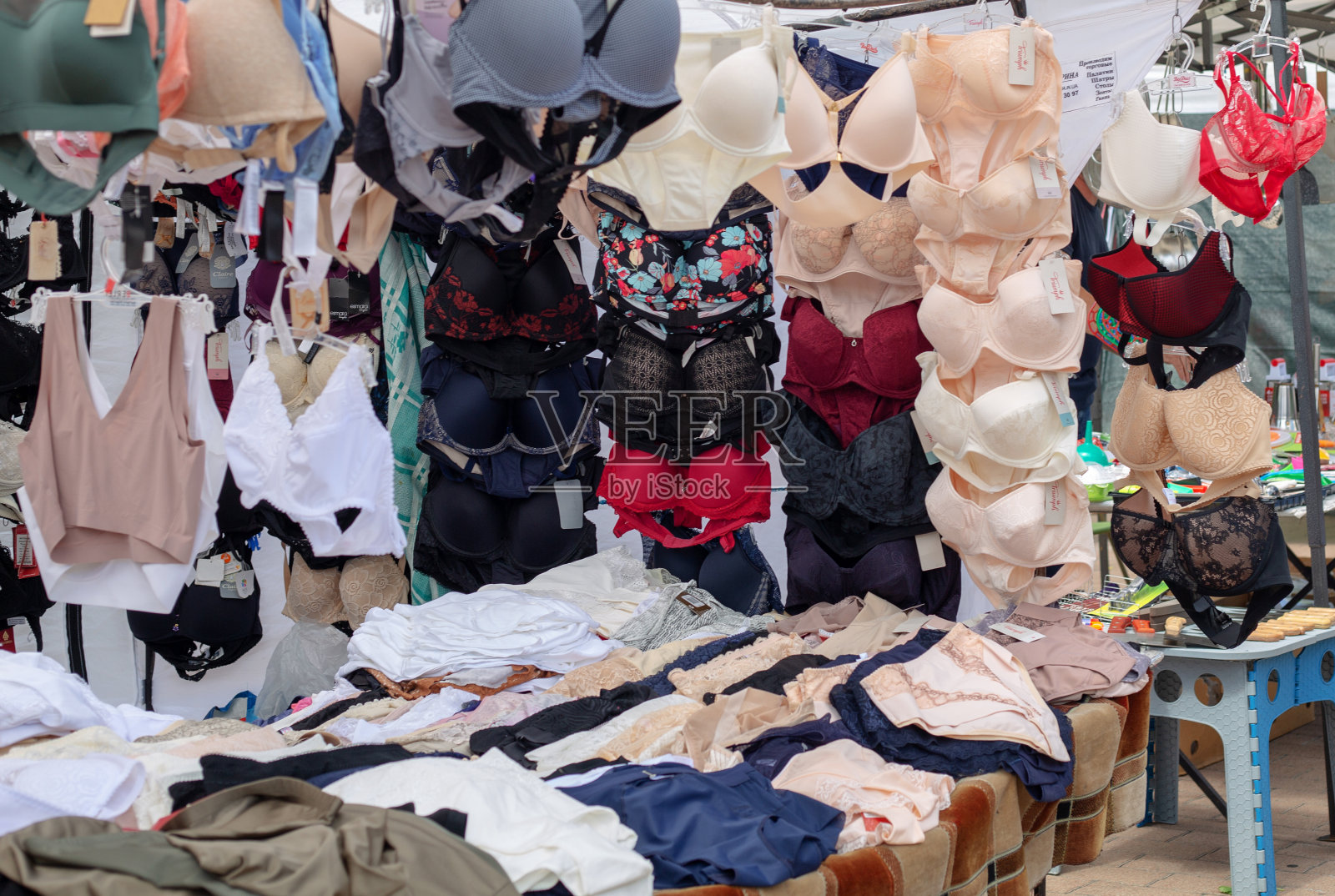 在街市上出售内衣。2023年6月乌克兰基辅照片摄影图片