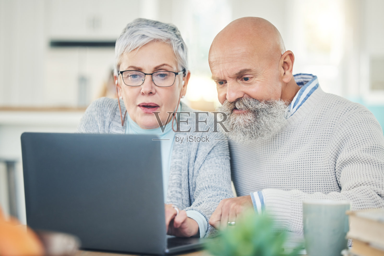 笔记本电脑，老年夫妇和打字在家里，互联网浏览或社交媒体在家里。电脑，退休，男人和女人一起阅读电子邮件，新闻或流媒体视频，电影或电影在网上。照片摄影图片