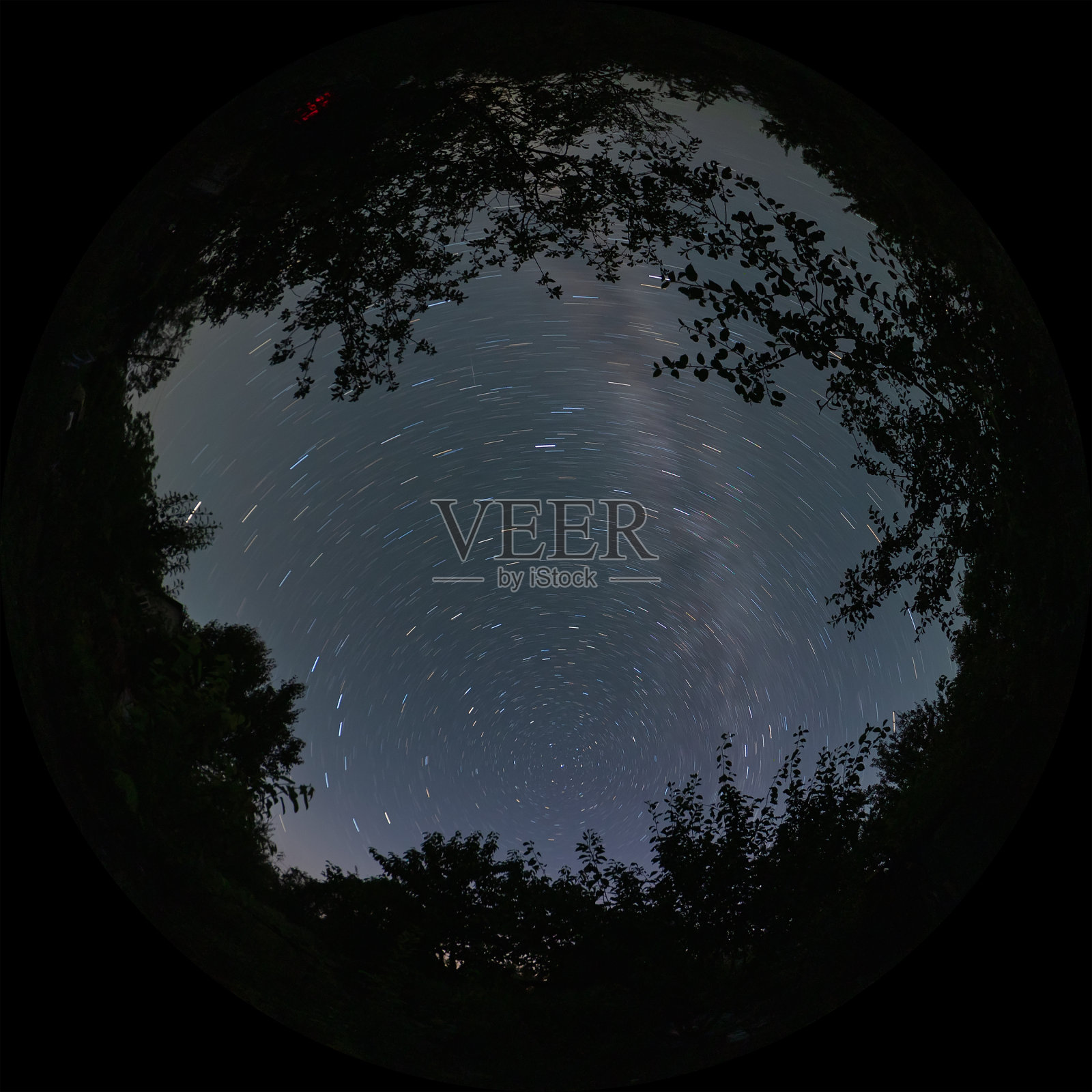 用广角圆鱼眼镜头拍摄的夏日夜空中的星星轨迹照片摄影图片