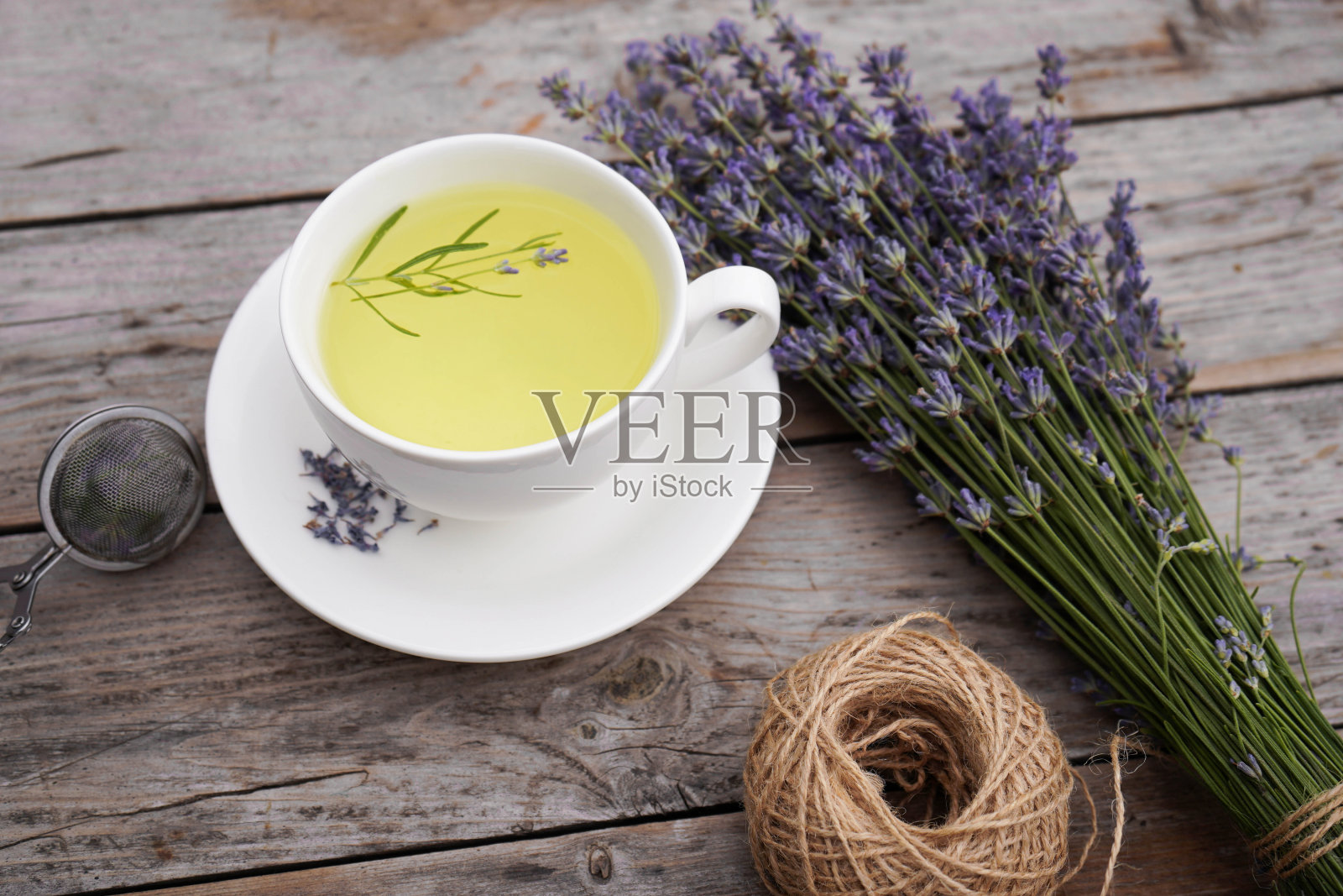 白色杯子与薰衣草茶和新鲜的薰衣草花在一个古老的木制背景照片摄影图片