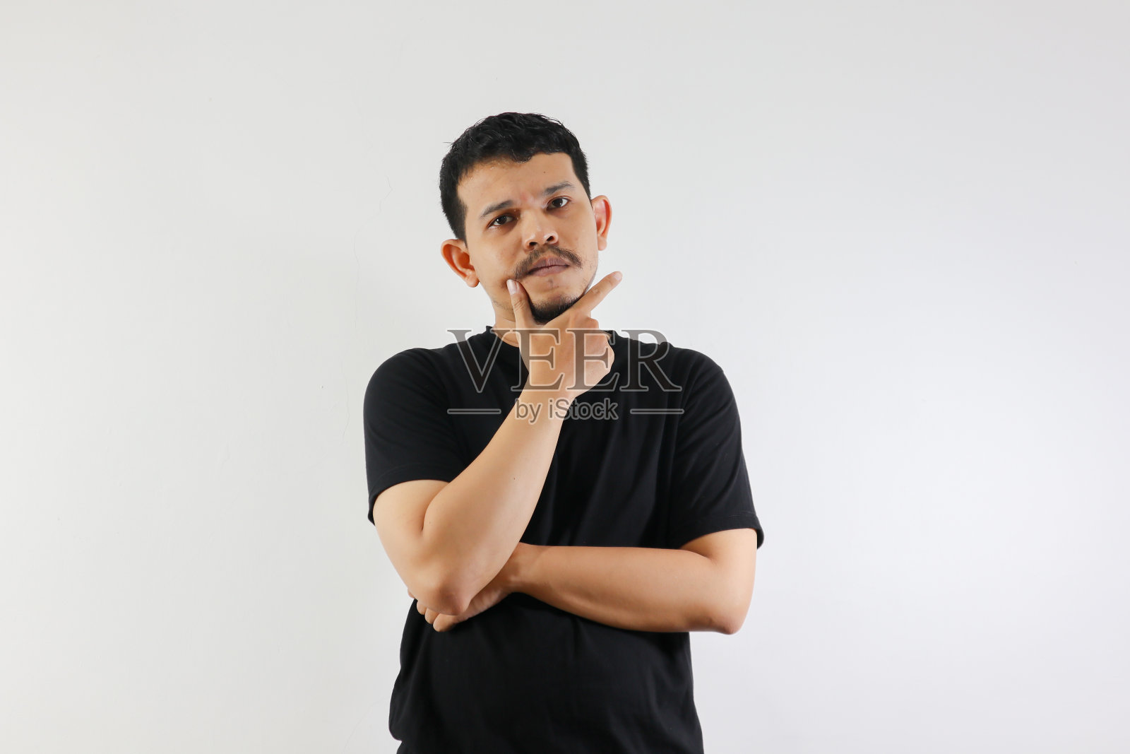 穿着黑色休闲衬衫的成年亚洲男子，露出沉思的姿态，疑惑的表情照片摄影图片