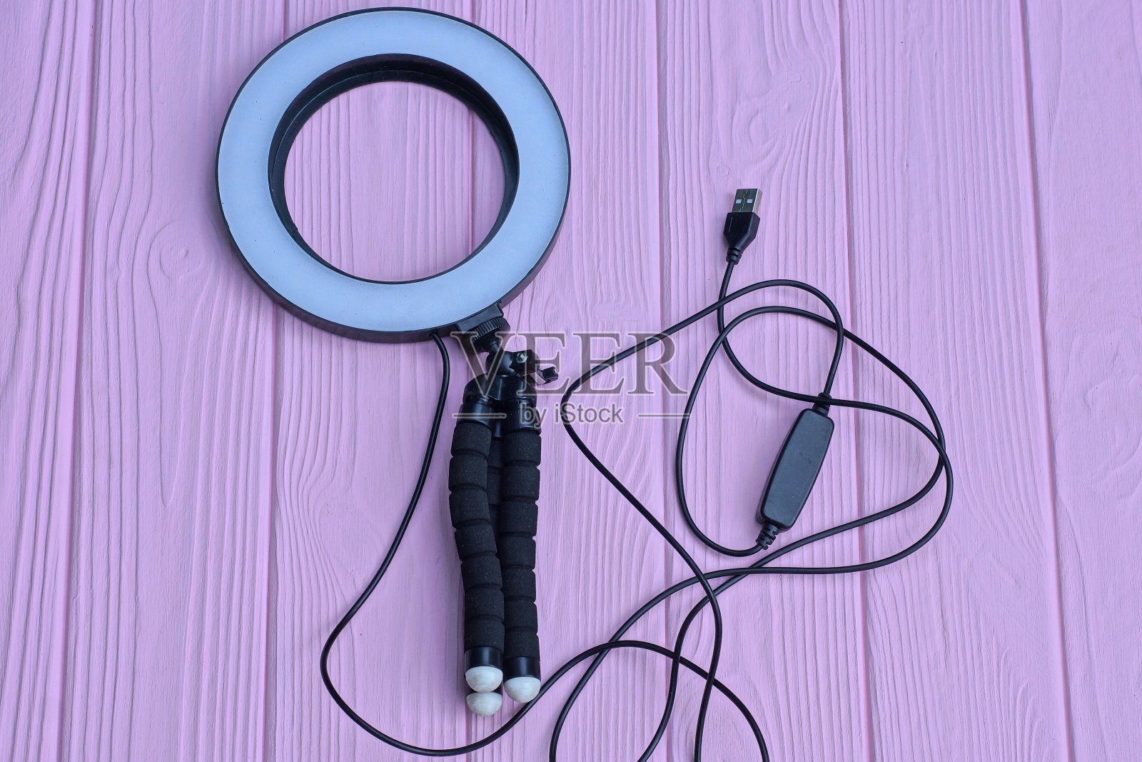 黑色三脚架上的白色大圆灯自拍环照片摄影图片