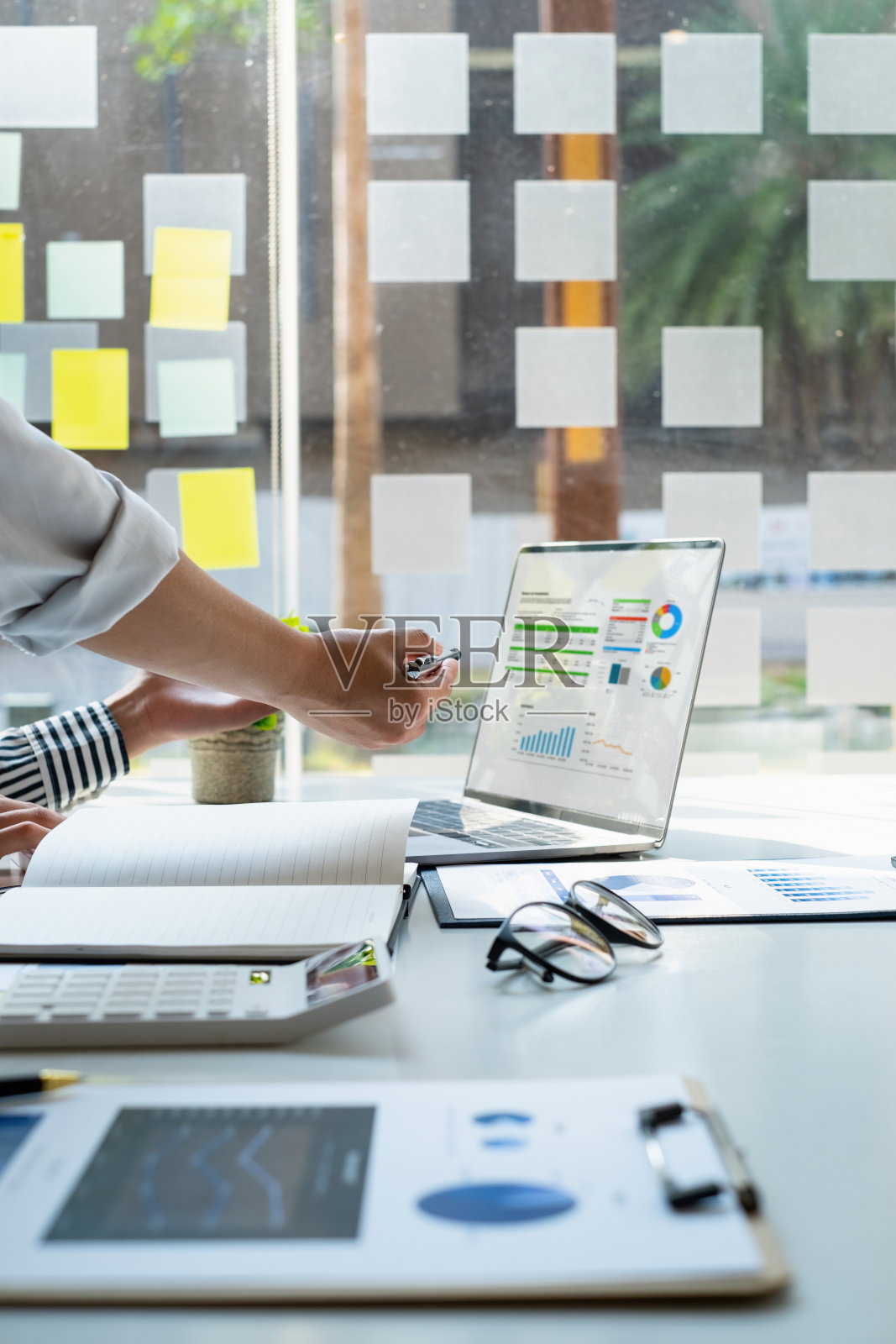 亚洲商务人士和会计人员为调查腐败账目核对数据文件。反贿赂的概念。照片摄影图片