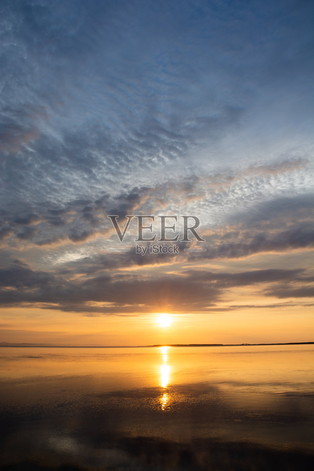 美丽的湖黄昏反射着夕阳照片摄影图片