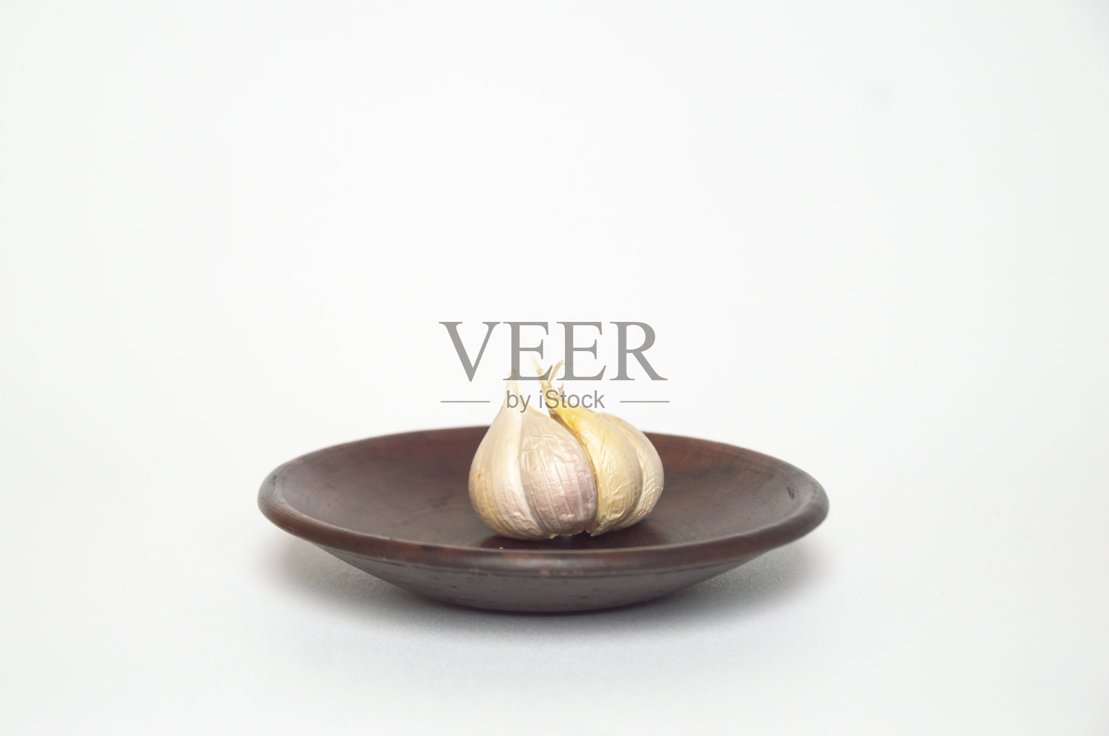 白底泥盘上的生蒜照片摄影图片