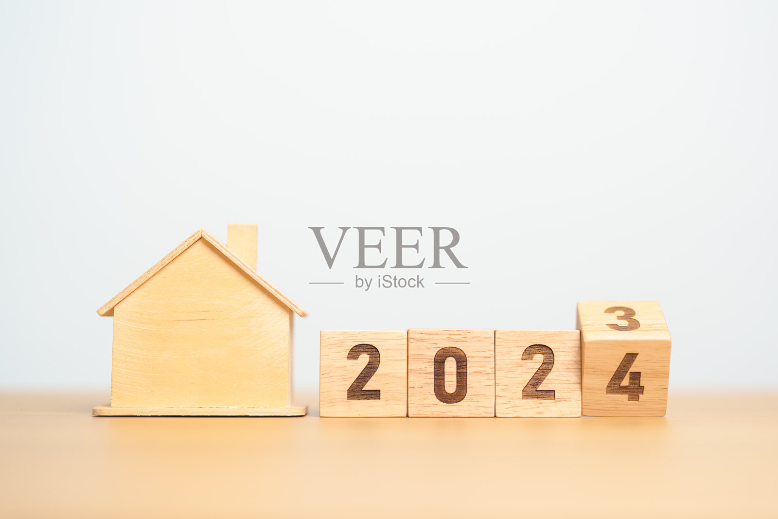 翻转2023到2024街区与房屋模型。房地产、房贷、税务、投资、理财、储蓄、新年决心等概念照片摄影图片