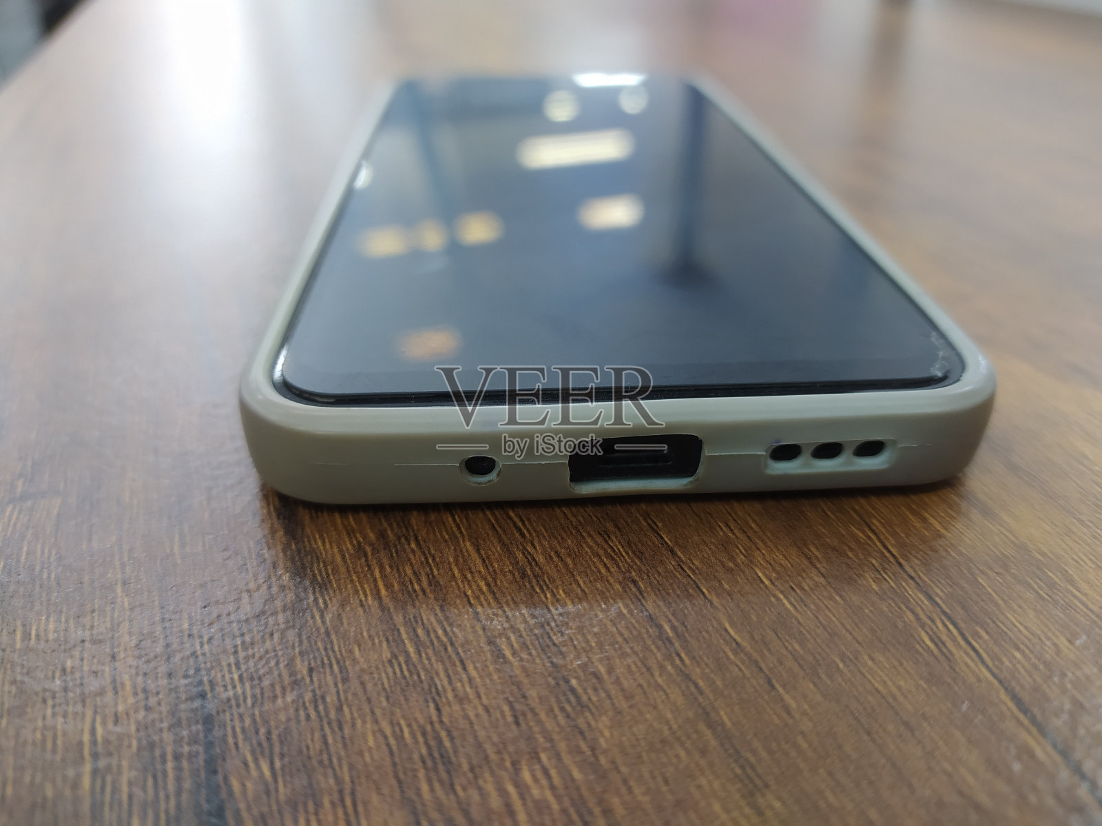 棕色木桌上有个坏掉的手机照片摄影图片