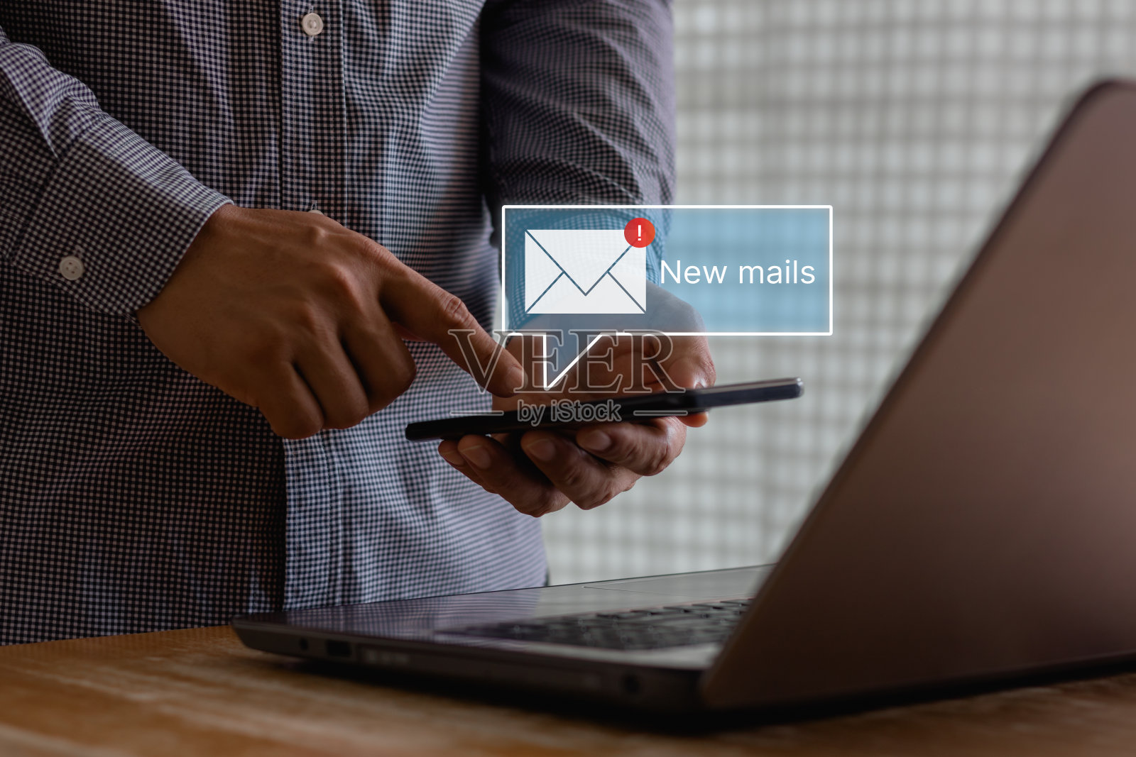 电子邮件营销概念，人们在智能手机上阅读电子邮件。在收件箱中接收新邮件，弹出邮件通知提醒，在网上查看邮件，在线通信技术。照片摄影图片