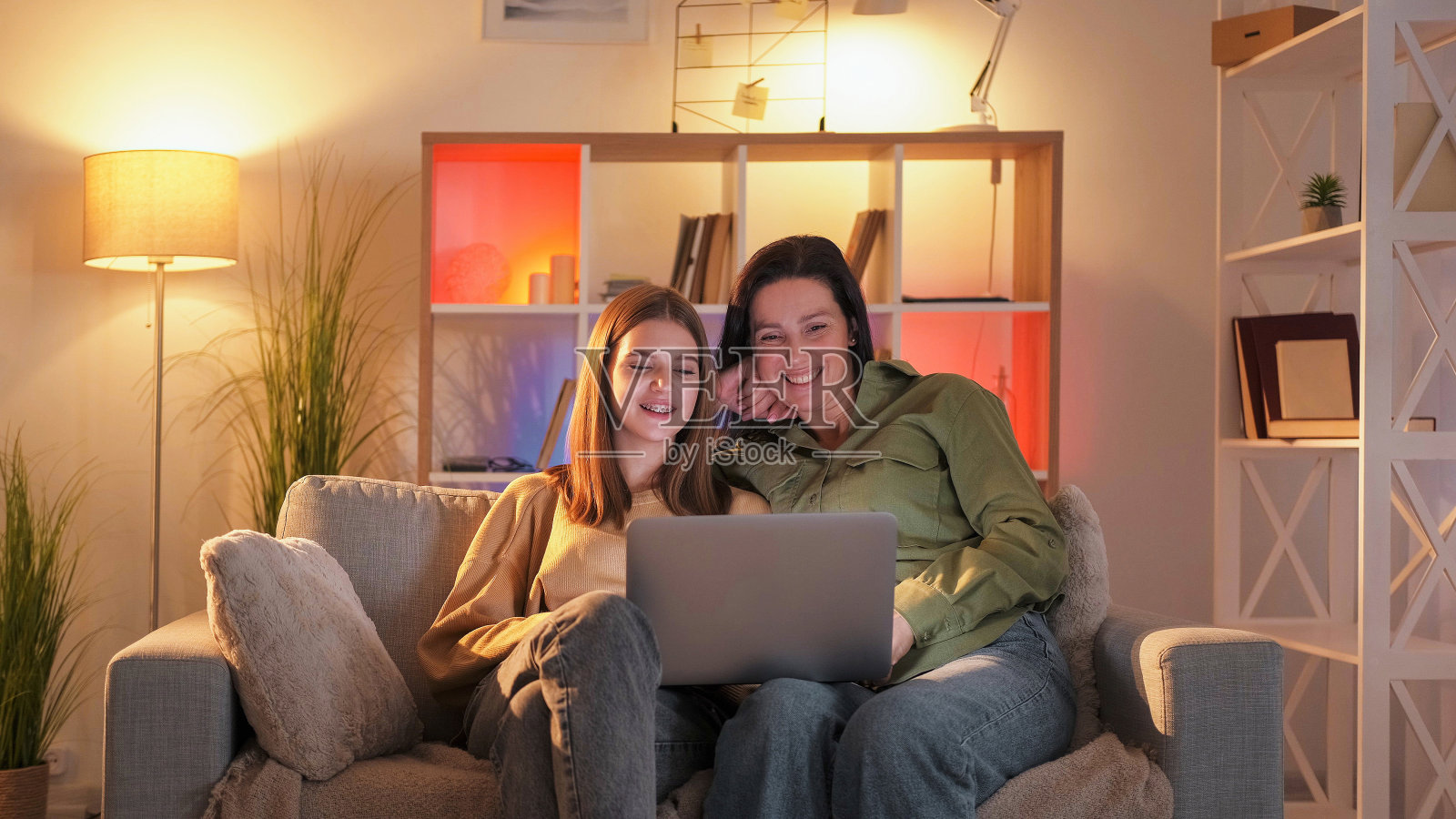 一家人一起看喜剧电影笑妈妈女儿照片摄影图片