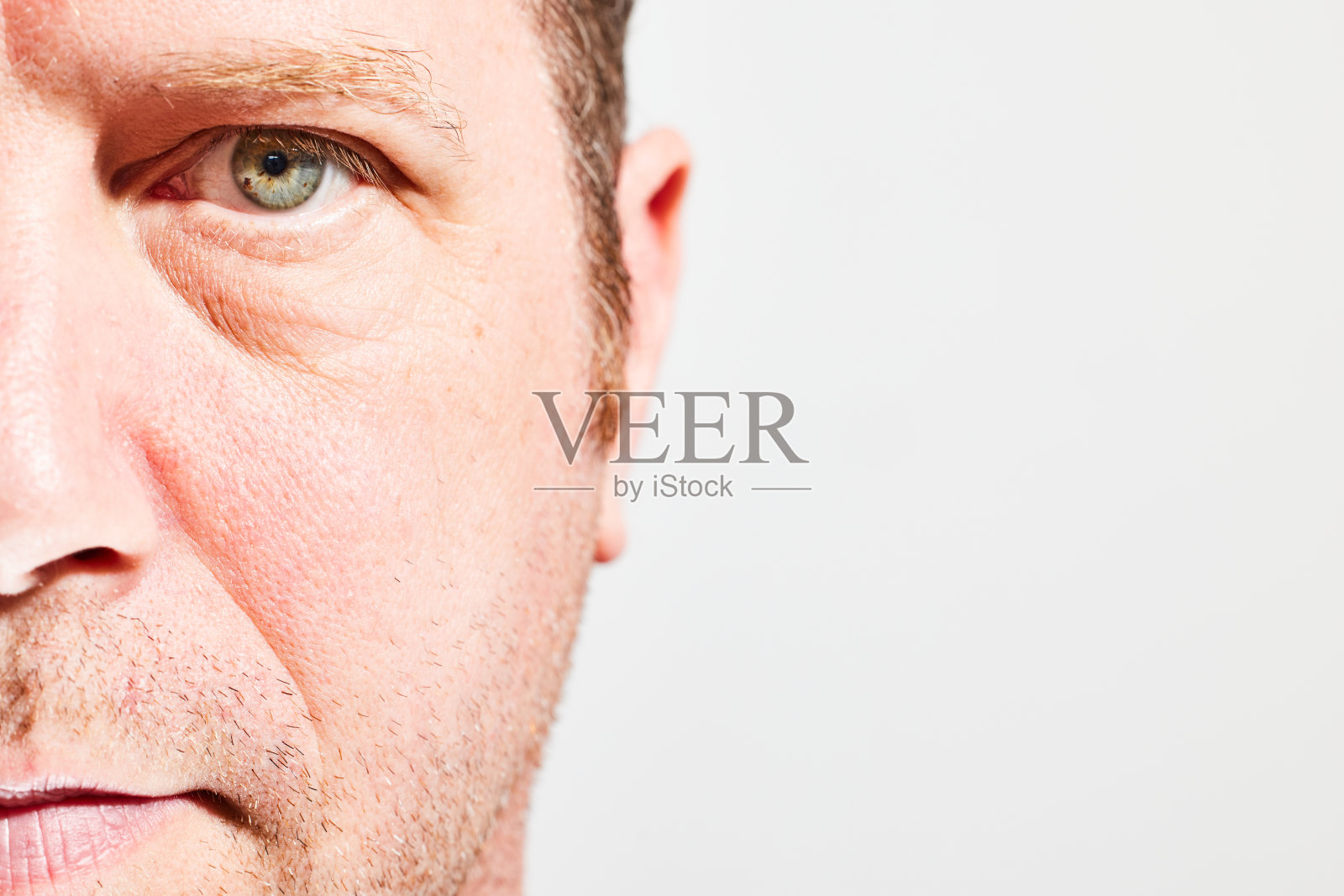 男性脸对半的特写照片摄影图片