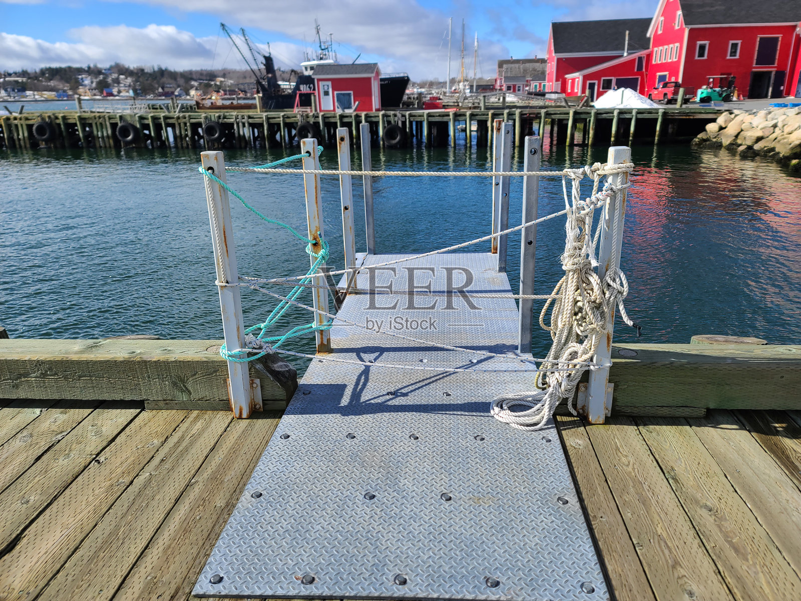 码头外的钢坡道照片摄影图片