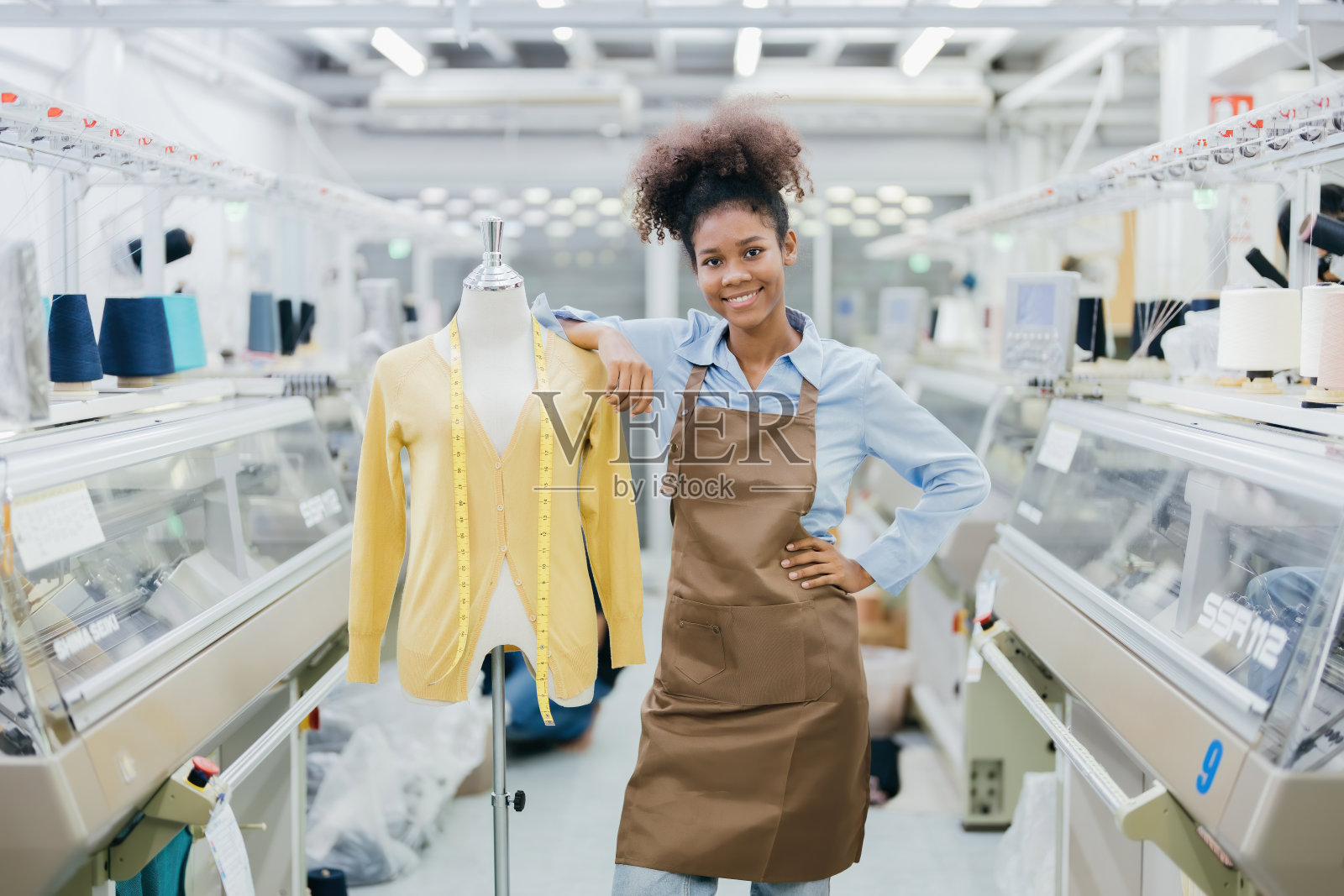 美国女设计师在缝纫厂的织布机旁照片摄影图片