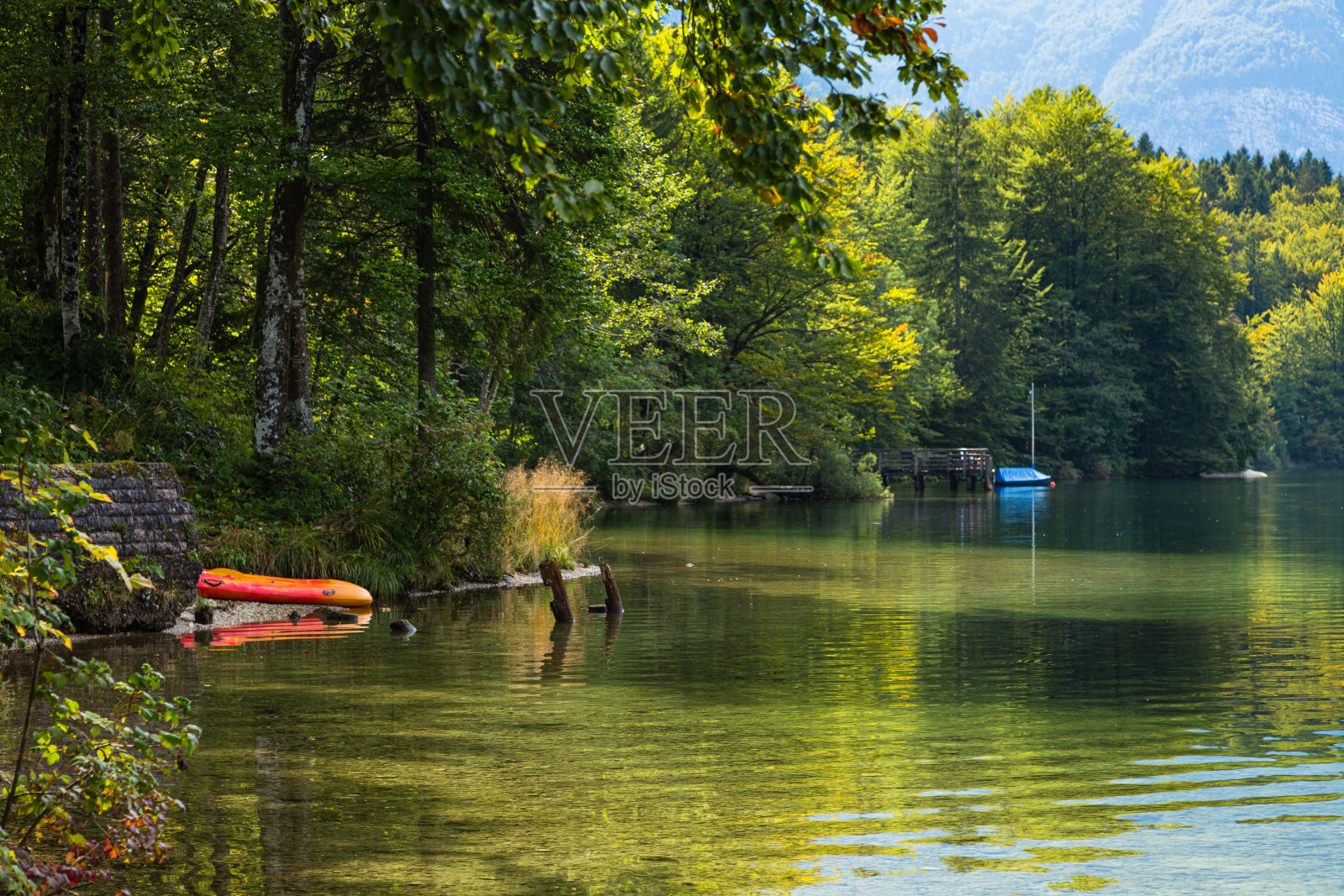 斯洛文尼亚博希尼湖岸边的风景照片摄影图片