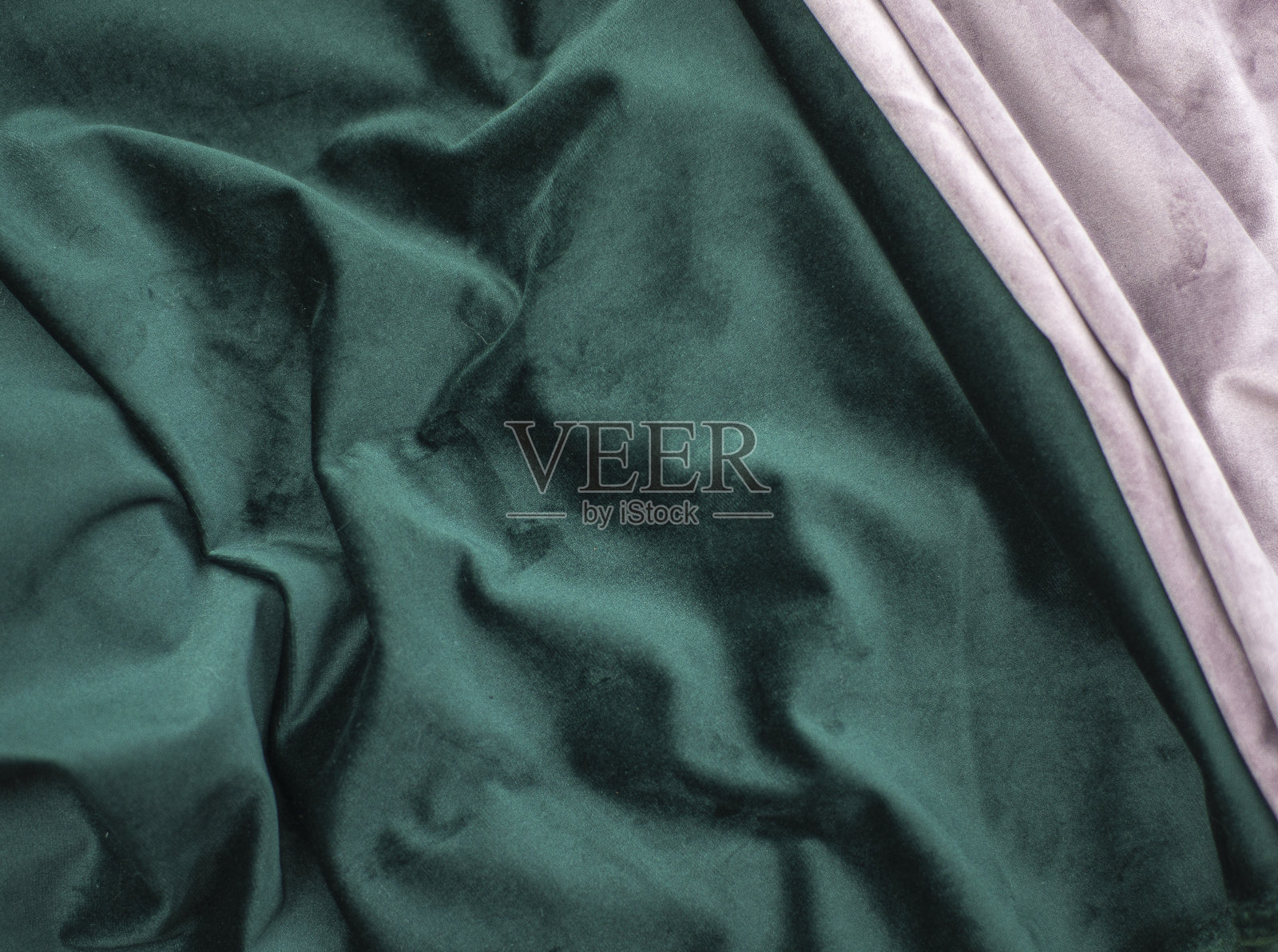 翡翠和粉红色的褶皱天鹅绒背景图像，绿色和粉红色的丝绸织物为背景网页设计壁纸，绿色和粉红色的纺织品背景的美丽组合照片摄影图片