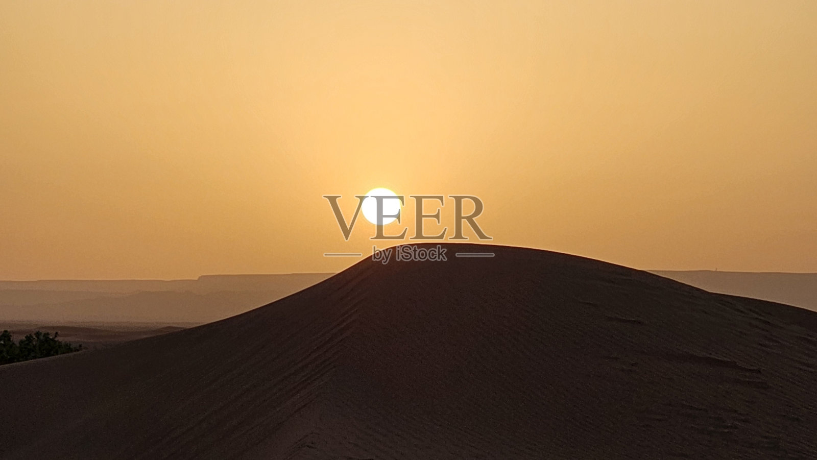 撒哈拉沙漠的日落照片摄影图片