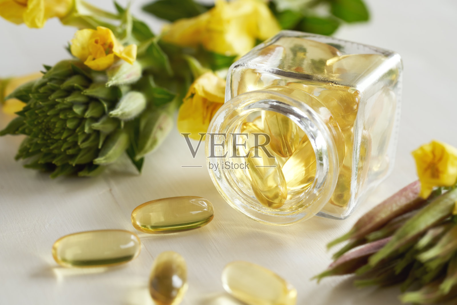 月见草油凝胶胶囊从瓶子里洒了出来照片摄影图片