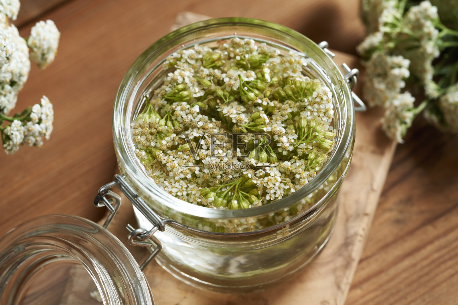 在玻璃罐中制备蓍草酊剂照片摄影图片