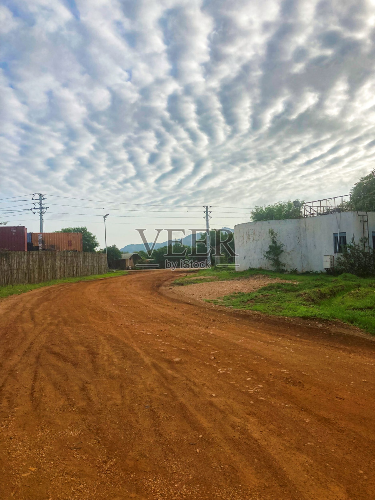 非洲的土路和云天照片摄影图片