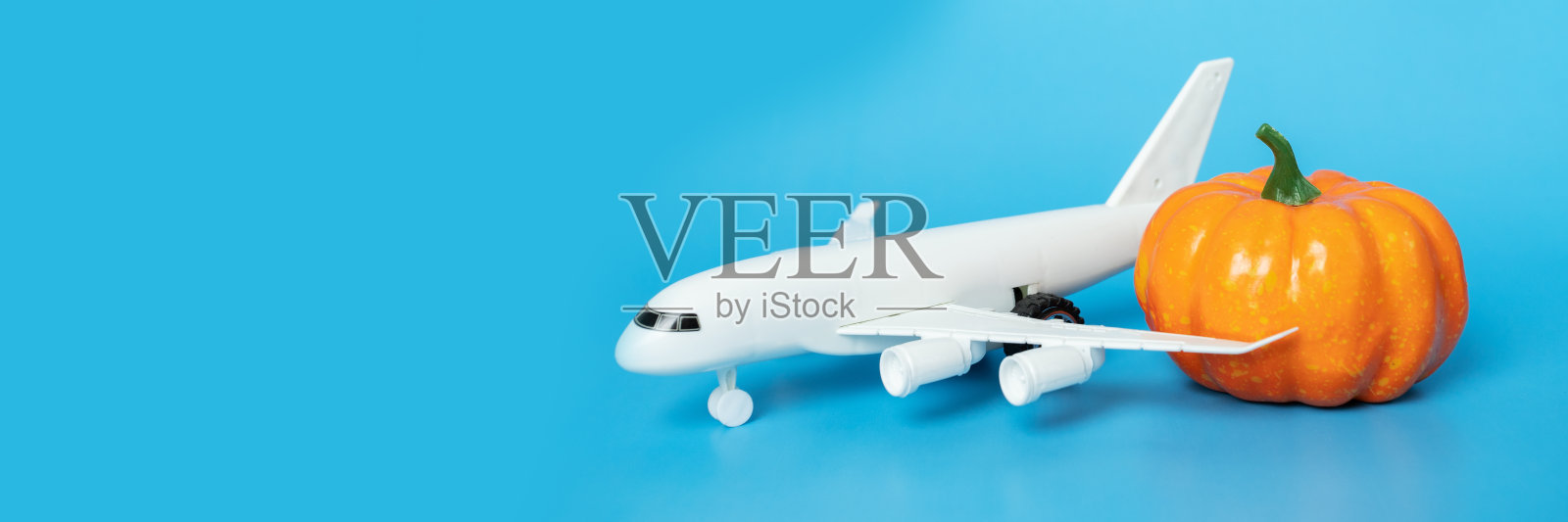 秋季旅游横幅，旅行和旅游，节假日和假期，飞机和南瓜在蓝色的背景，复制空间照片摄影图片