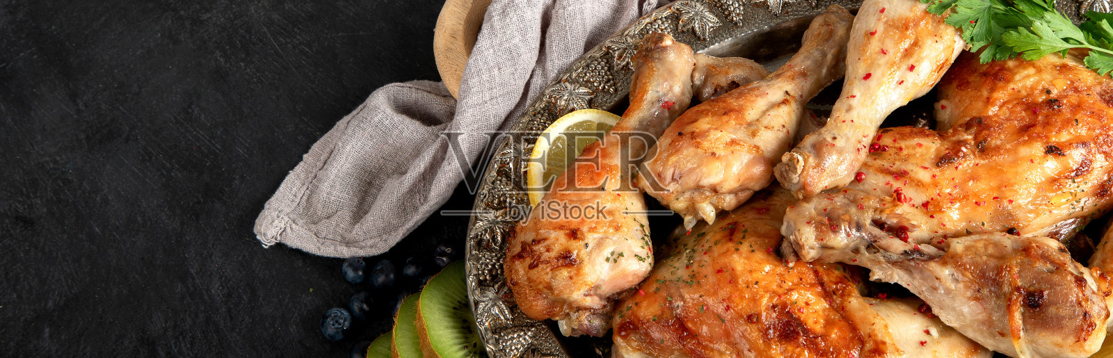 烤鸡腿配新鲜沙拉。照片摄影图片