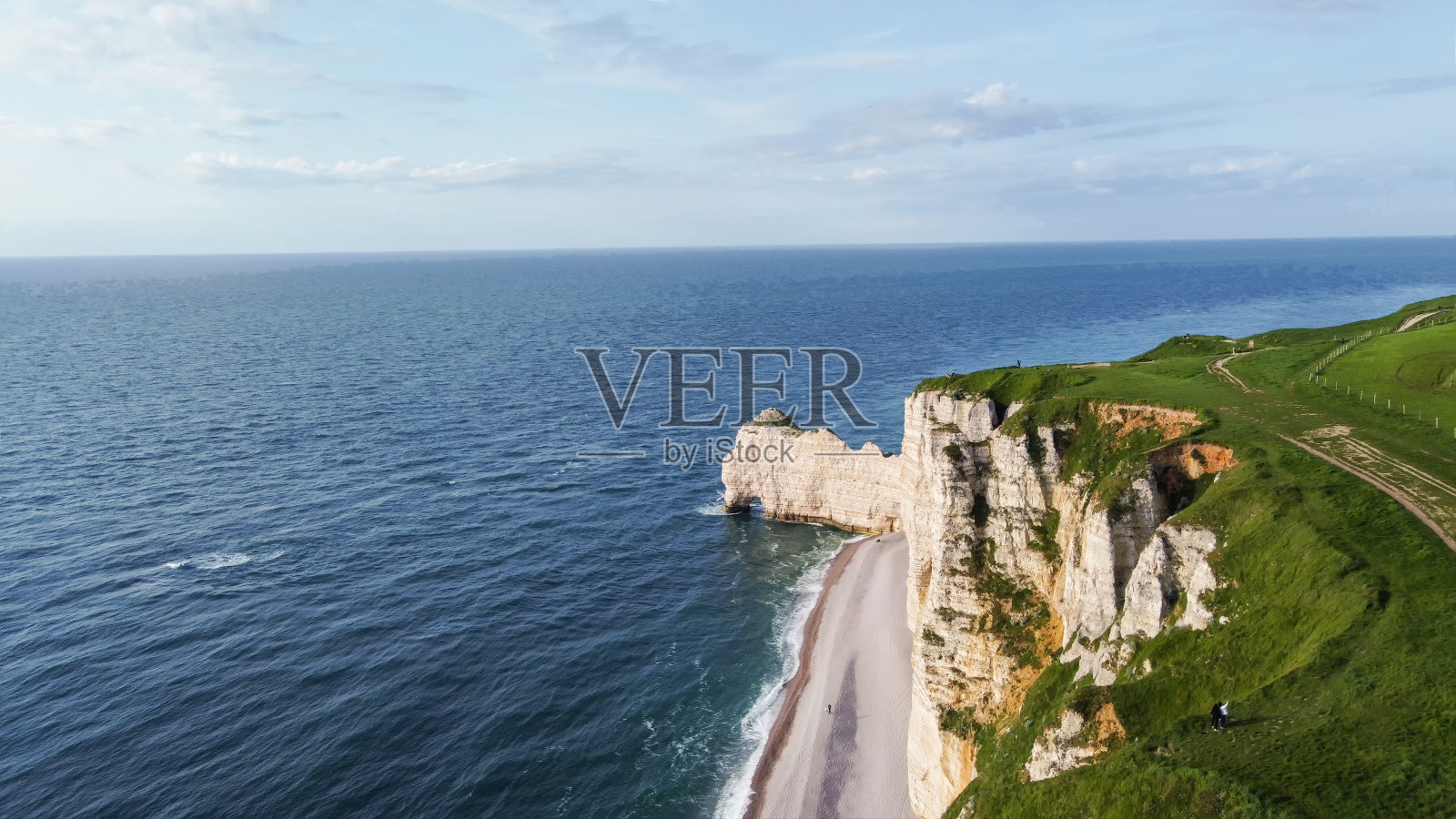 埃特勒塔村、海滩和英吉利海峡水域鸟瞰图照片摄影图片