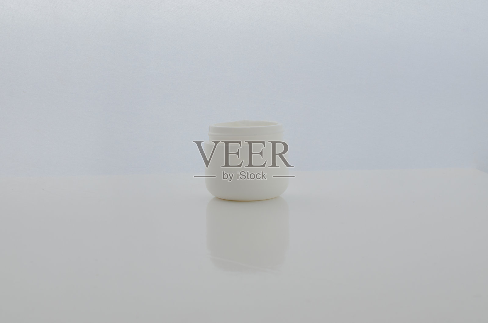 白色乳霜罐的细节，代表美学护理和对健康皮肤的追求。照片摄影图片