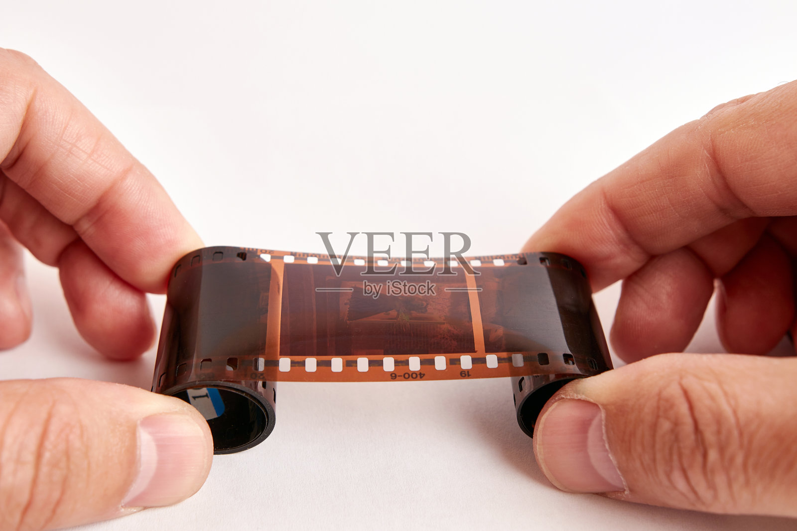 这个人想到了一张带有图像的底片。照片摄影图片