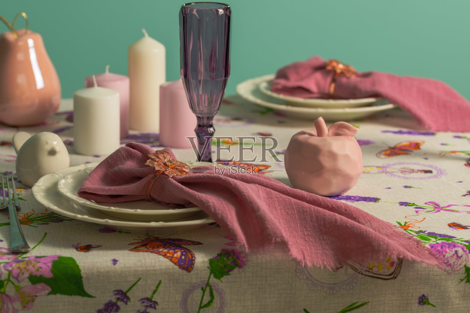 餐桌摆设，白色盘子和粉色餐巾照片摄影图片