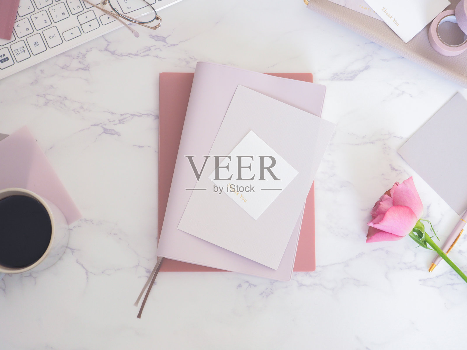 大理石平铺顶视图，女性pc桌，工作空间照片摄影图片