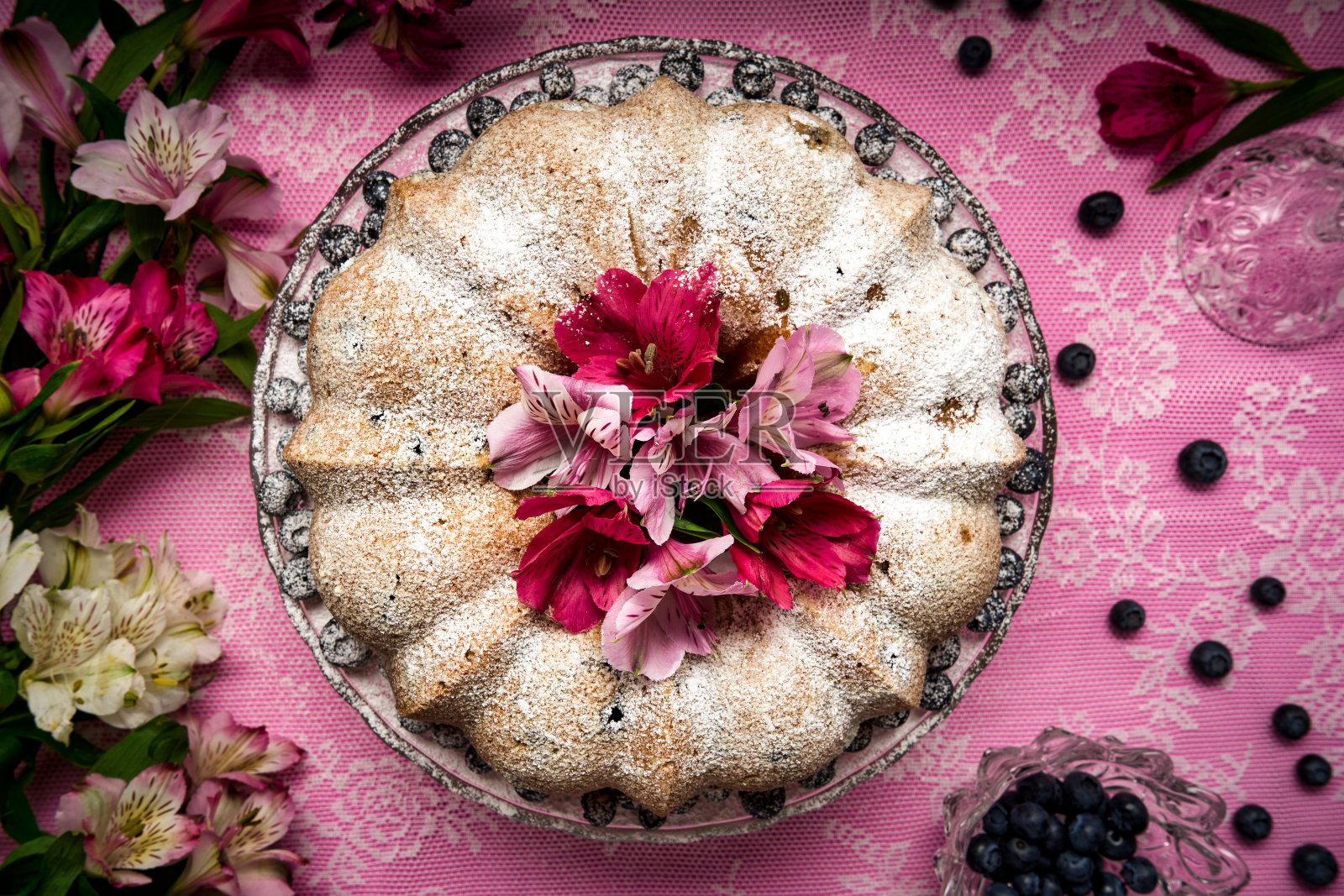 用糖粉和鲜花装饰的柠檬蓝莓蛋糕的顶部视图照片摄影图片