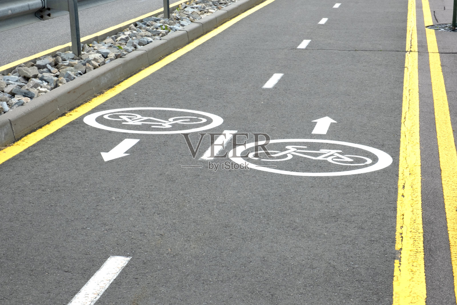 自行车道标志表示自行车通行的道路。自行车标志。关闭了。照片摄影图片