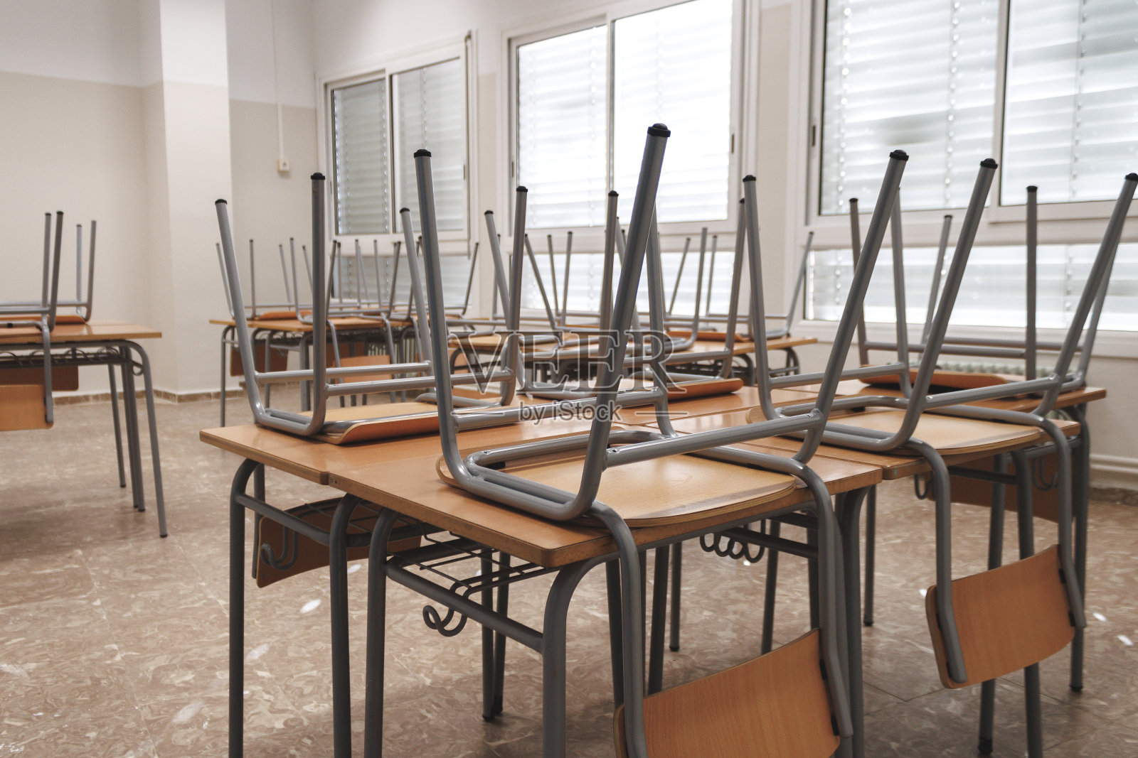 空荡荡的学校教室用木椅课桌用棕色的木板，回到学校的概念照片摄影图片