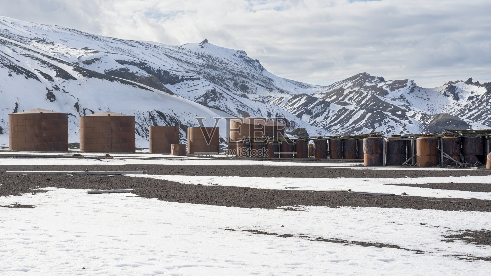 南极洲欺骗岛被摧毁的捕鲸站废墟照片摄影图片