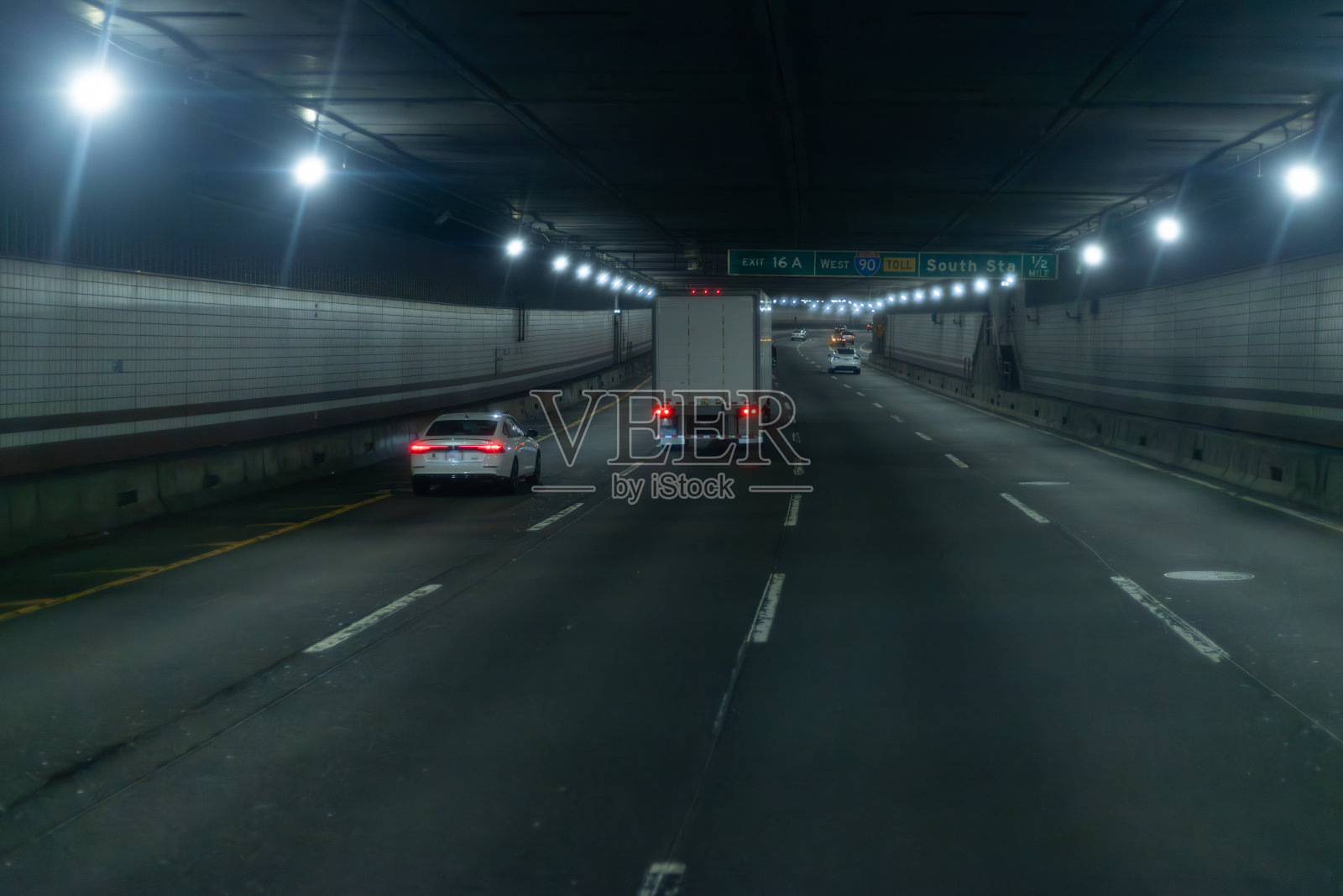 一辆行驶在隧道中的汽车照片摄影图片