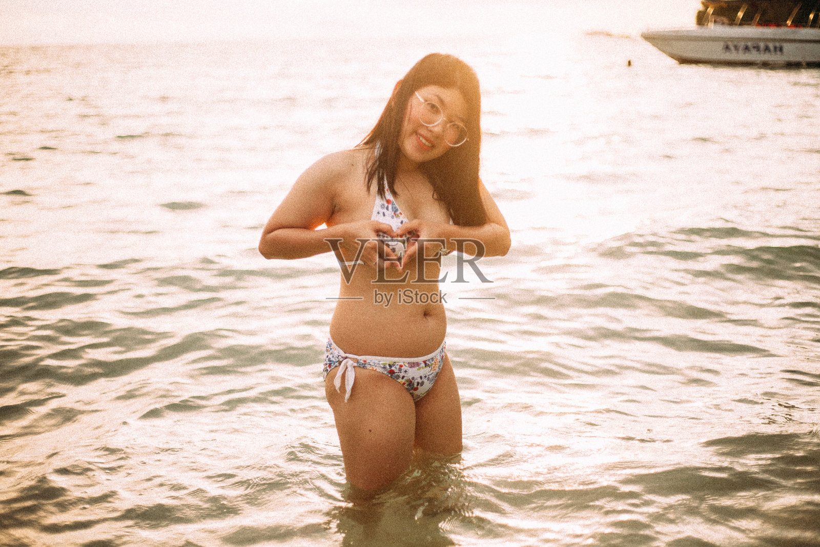 度假的女人照片摄影图片