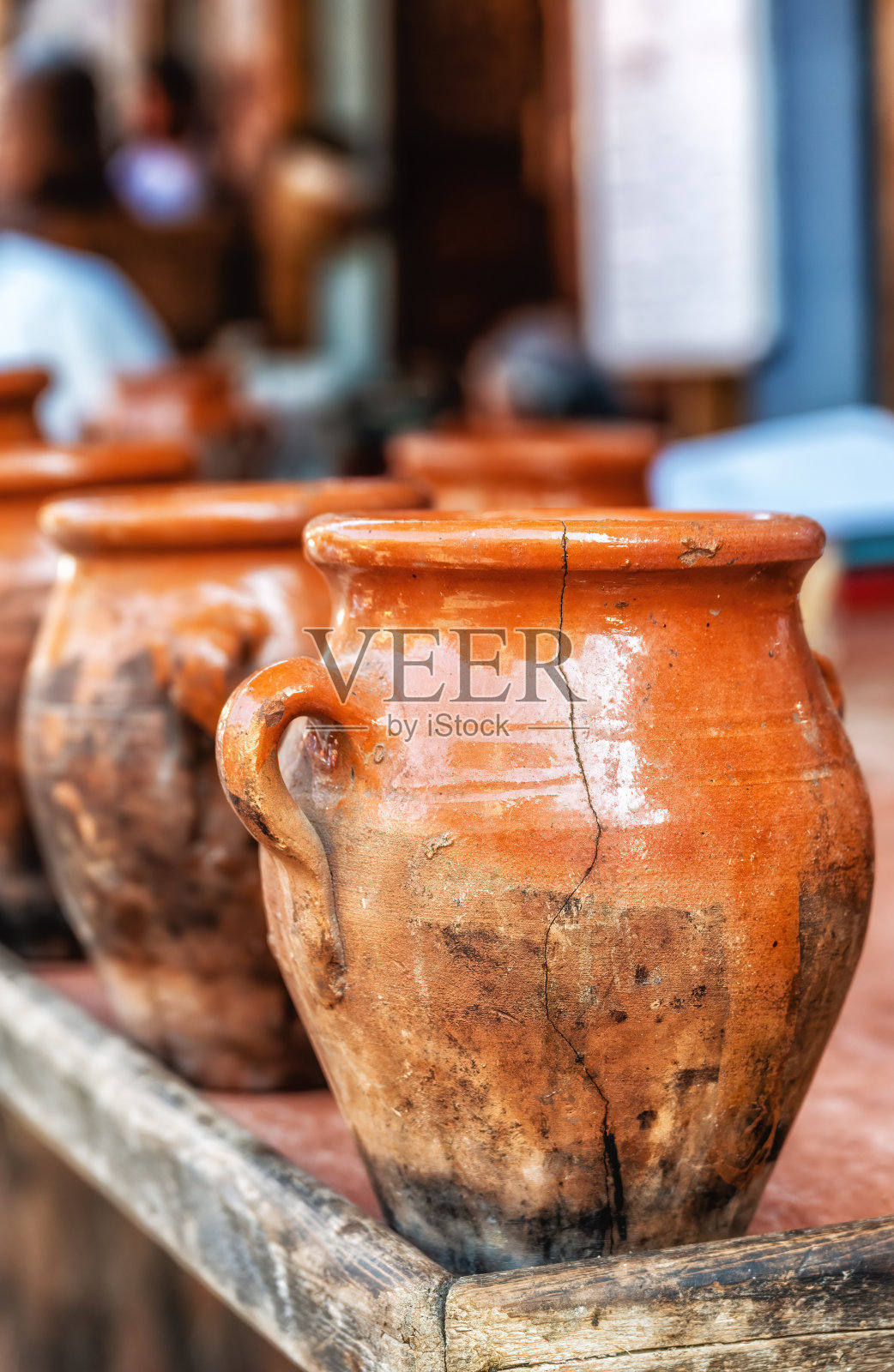 户外市场上的传统摩洛哥陶器烹饪照片摄影图片