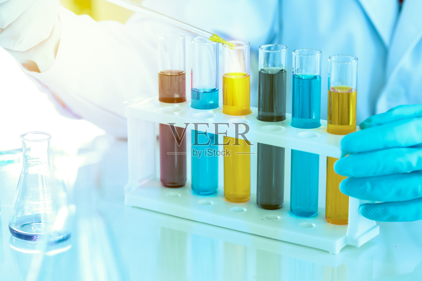 科学家与设备和科学实验，实验室玻璃器皿含有化学液体的研究或分析样品进入实验室试管照片摄影图片