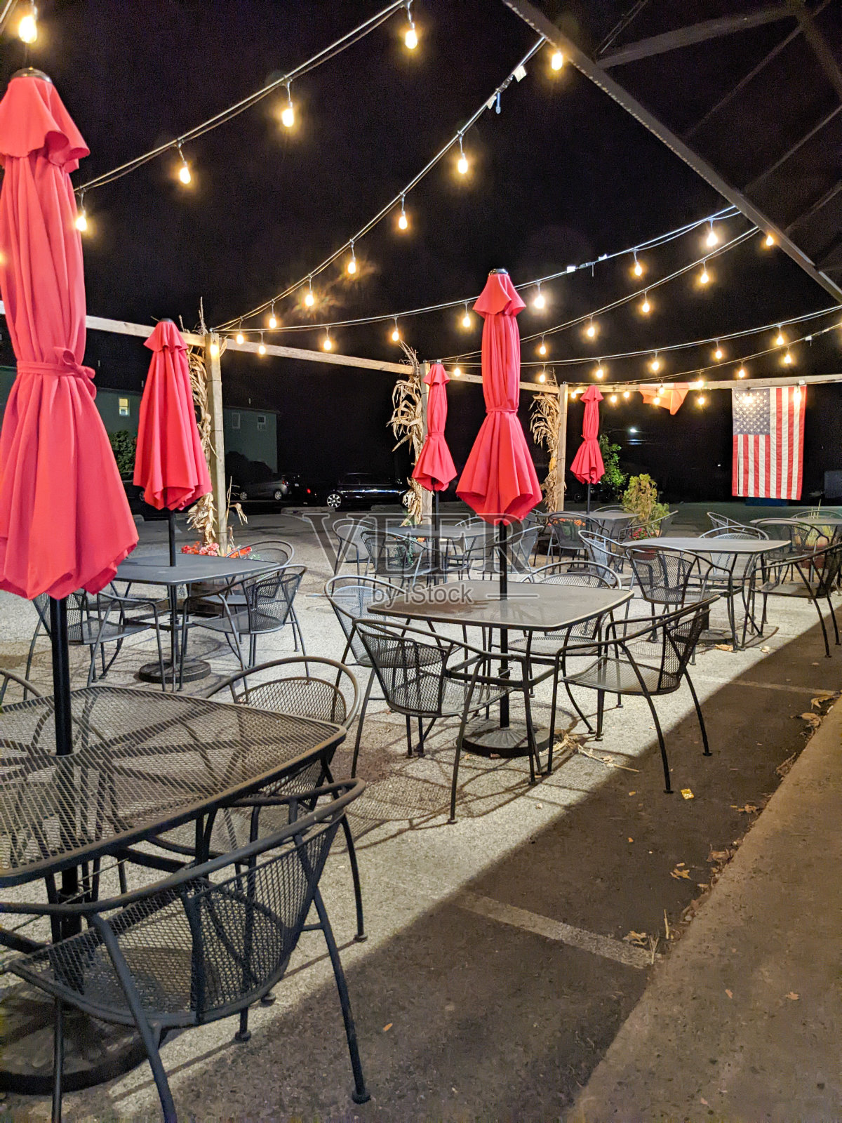 餐厅的户外用餐区，灯光和美国国旗照片摄影图片