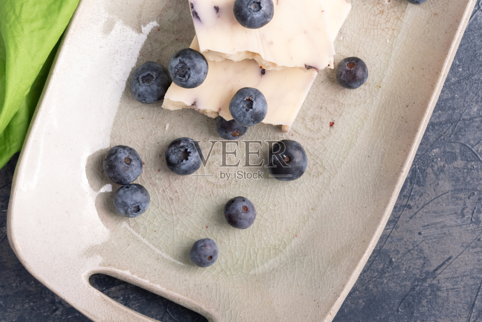 蓝莓切达奶酪和新鲜蓝莓。照片摄影图片